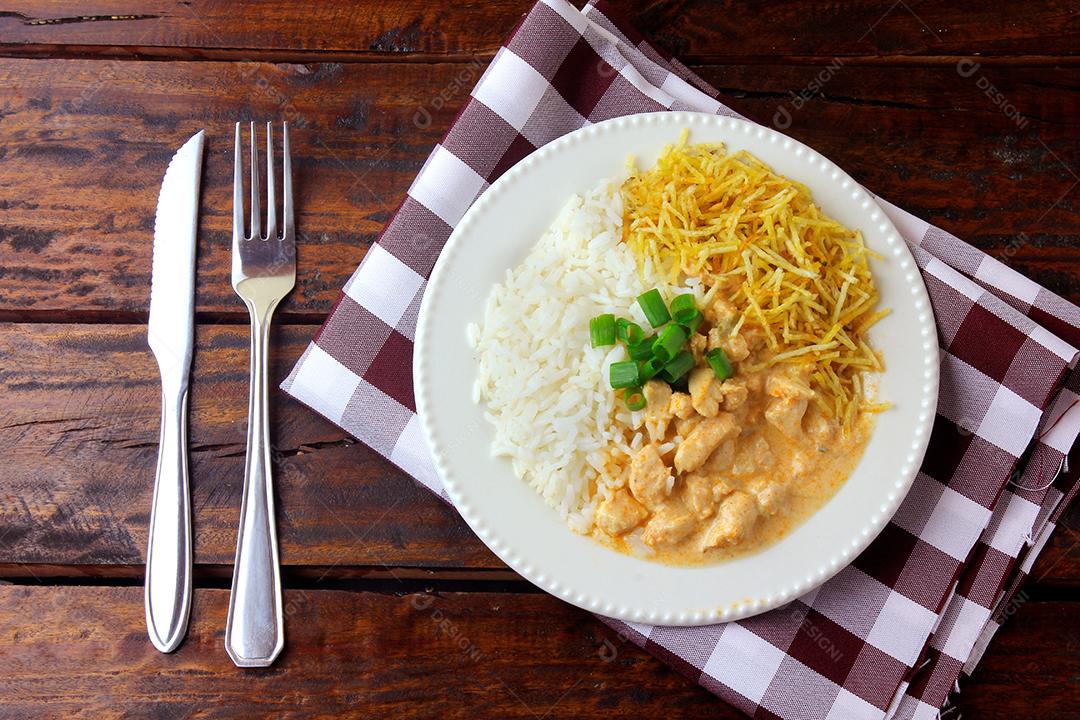 Strogonoff de frango, é um prato originário da culinária russa que no Brasil é composto por creme de leite