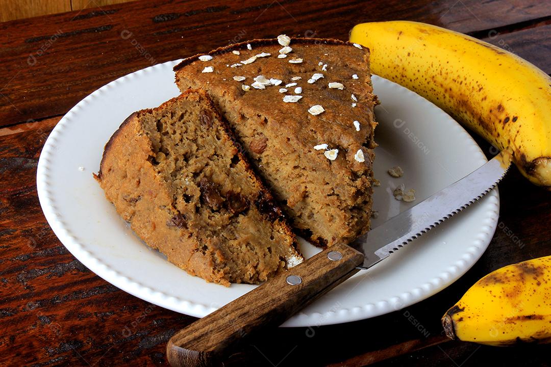 Bolo de banana caseiro saudável e passas feitas com aveia na mesa de madeira rústica. sem açúcar, sem leite