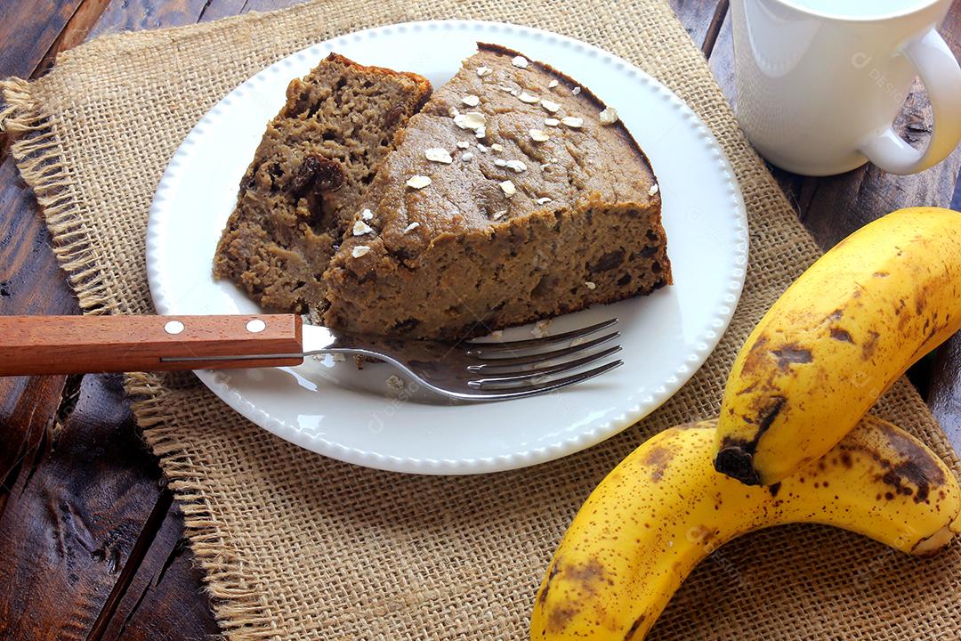 Bolo de banana caseiro saudável e passas feitas com aveia na mesa de madeira rústica. sem açúcar, sem leite
