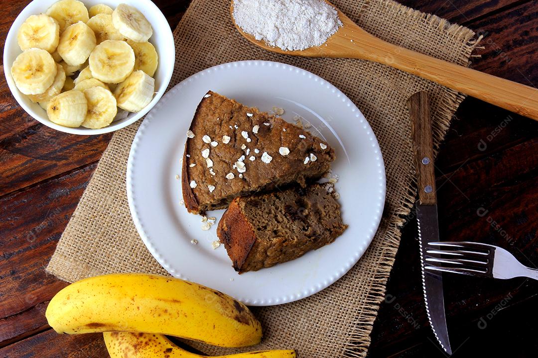 Bolo de banana caseiro saudável e passas feitas com aveia na mesa de madeira rústica. sem açúcar, sem leite