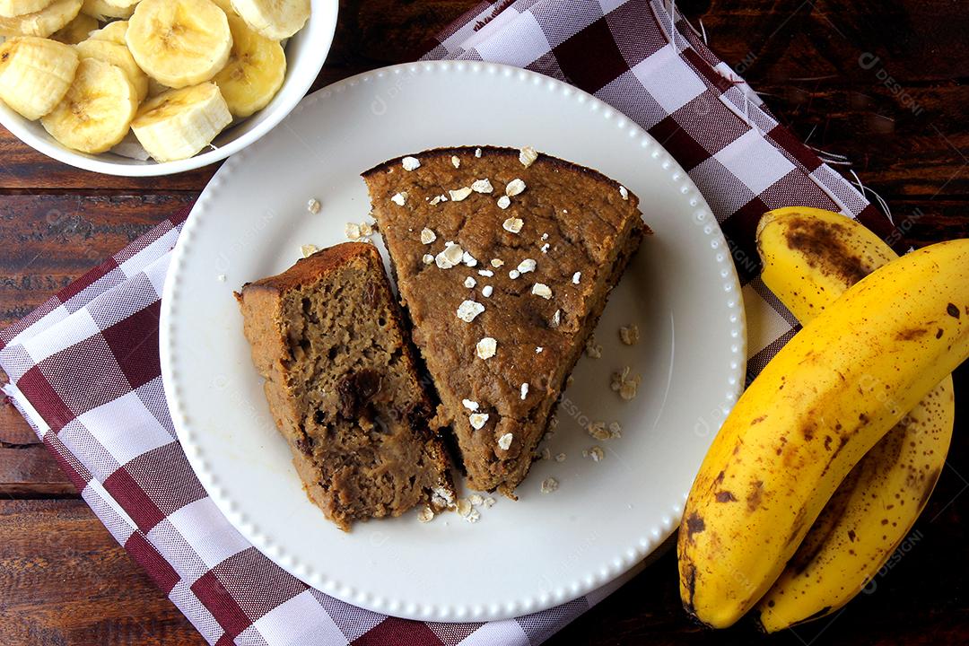 Bolo de banana caseiro saudável e passas feitas com aveia na mesa de madeira rústica. sem açúcar, sem leite