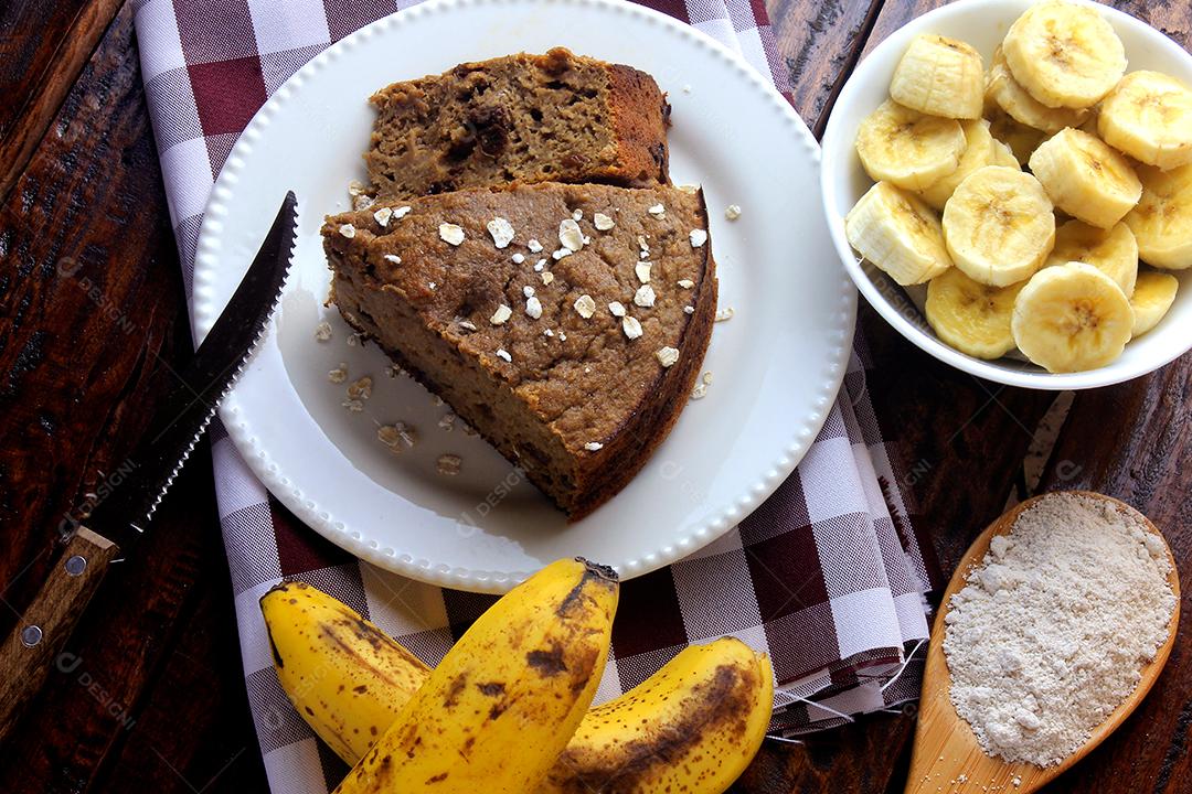 Bolo de banana caseiro saudável e passas feitas com aveia na mesa de madeira rústica. sem açúcar, sem leite