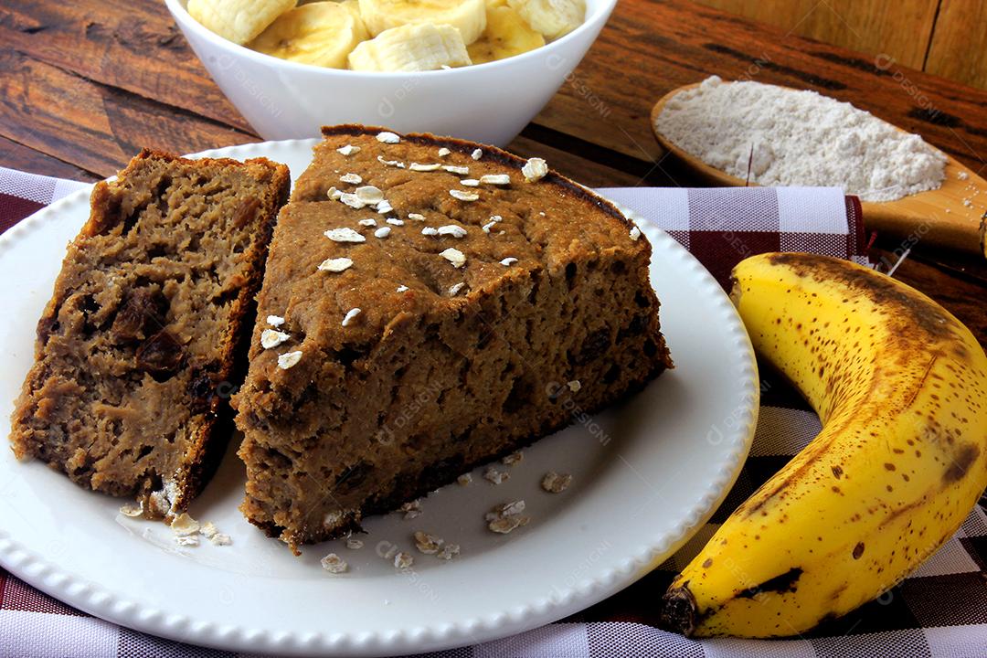 Bolo de banana caseiro saudável e passas feitas com aveia na mesa de madeira rústica. sem açúcar, sem leite