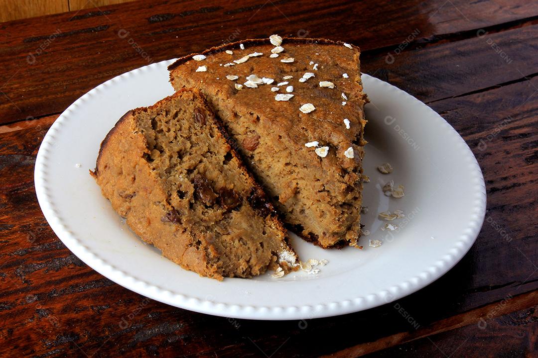 Bolo de banana caseiro saudável e passas feitas com aveia na mesa de madeira rústica. sem açúcar, sem leite