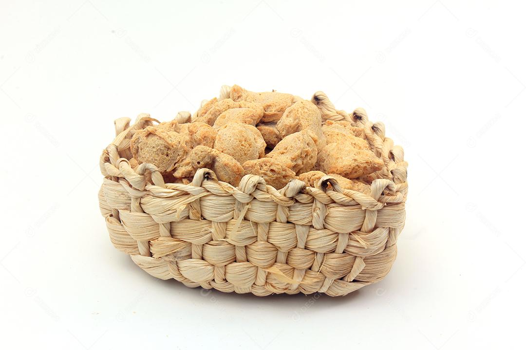 Carne de soja em pedaços em fundo branco. Vista superior de pedaços de soja crua