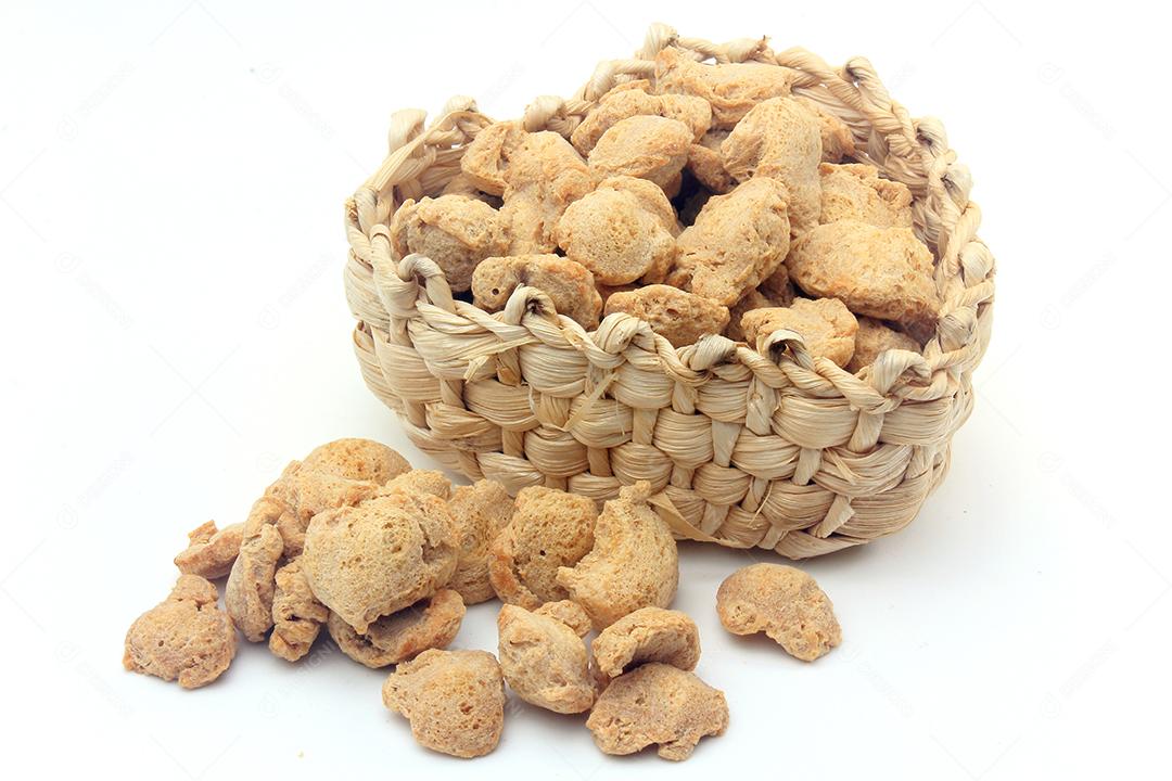 Carne de soja em pedaços em fundo branco. Vista superior de pedaços de soja crua