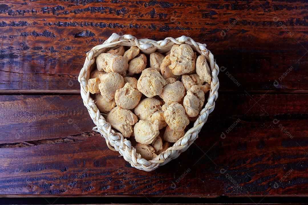 Carne de soja, pedaços em uma cesta com forma de coração. Vista superior de pedaços de soja crua em fundo de madeira rústica