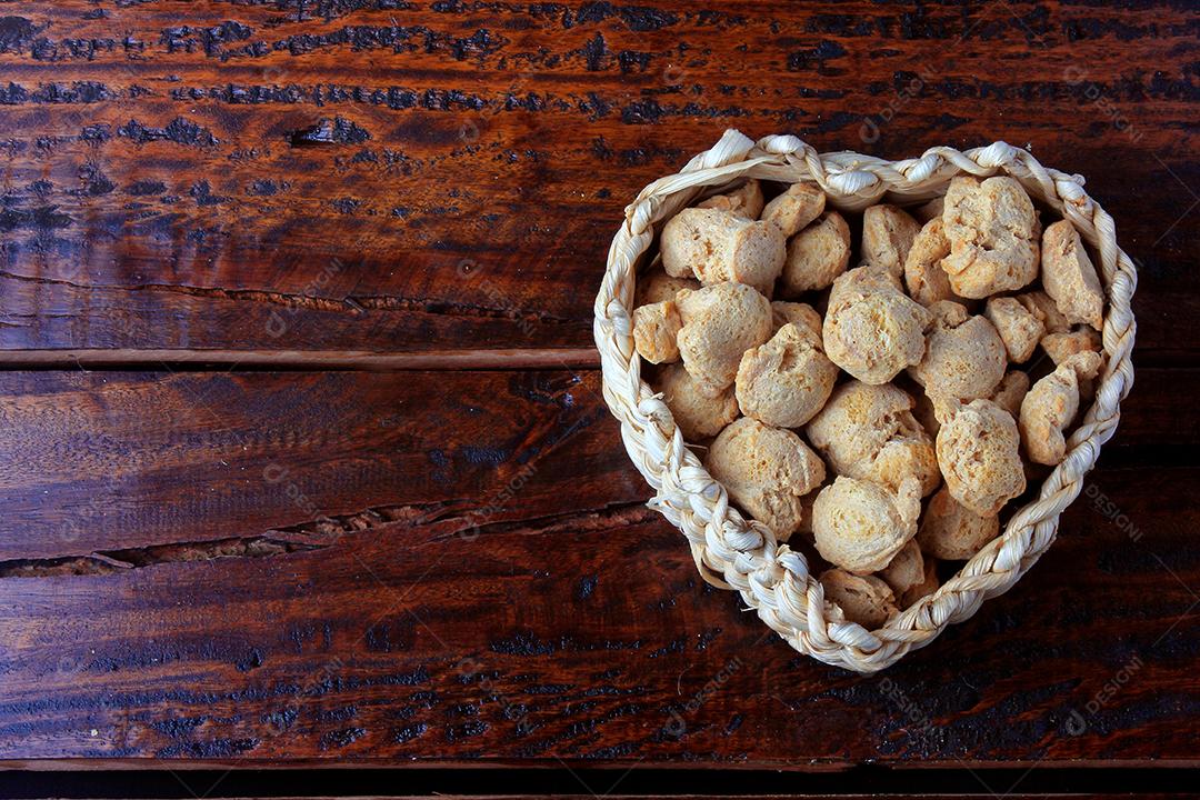 Carne de soja, pedaços em uma cesta com forma de coração. Vista superior de pedaços de soja crua em fundo de madeira rústica