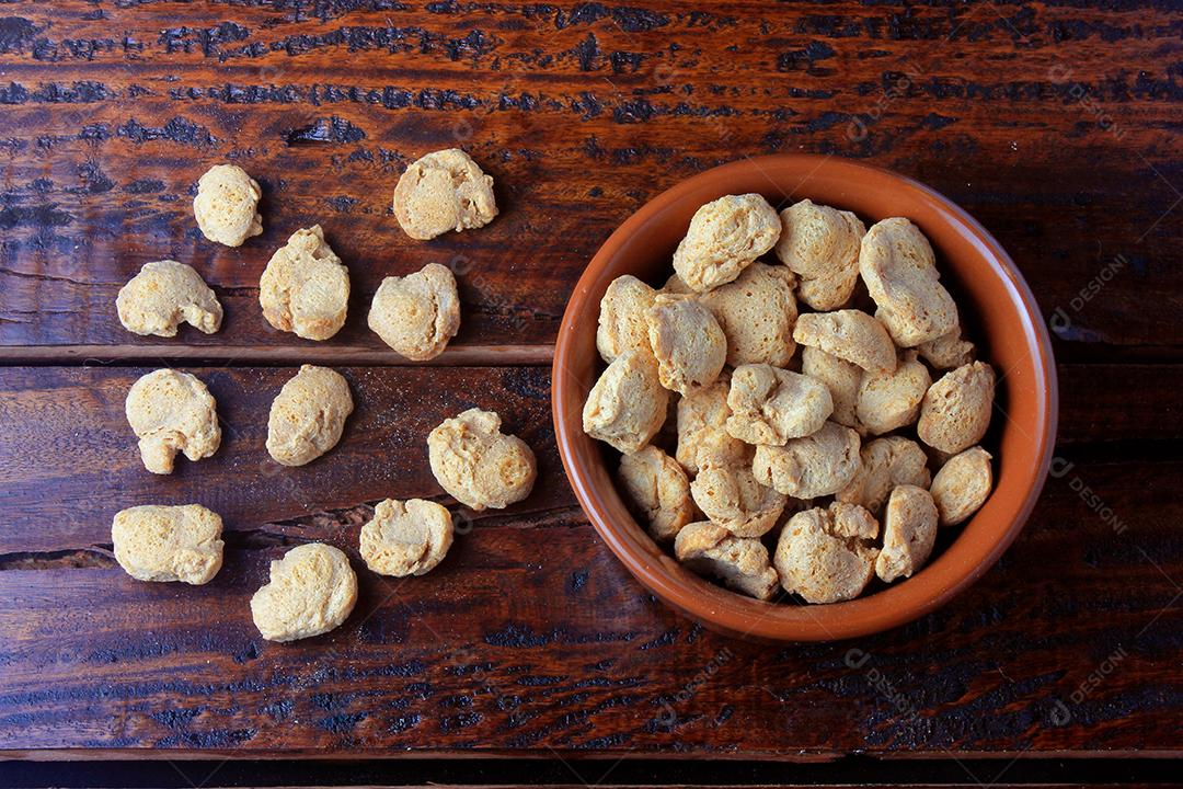 Carne de soja, pedaços em uma panela rústica. Vista superior de pedaços de soja crua em fundo de madeira rústica