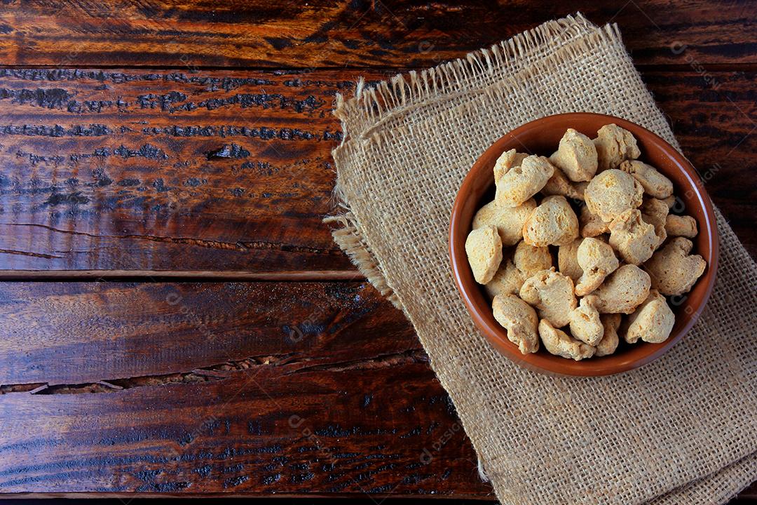 Carne de soja, pedaços em uma tigela de cerâmica marrom. Vista superior de pedaços de soja crua
