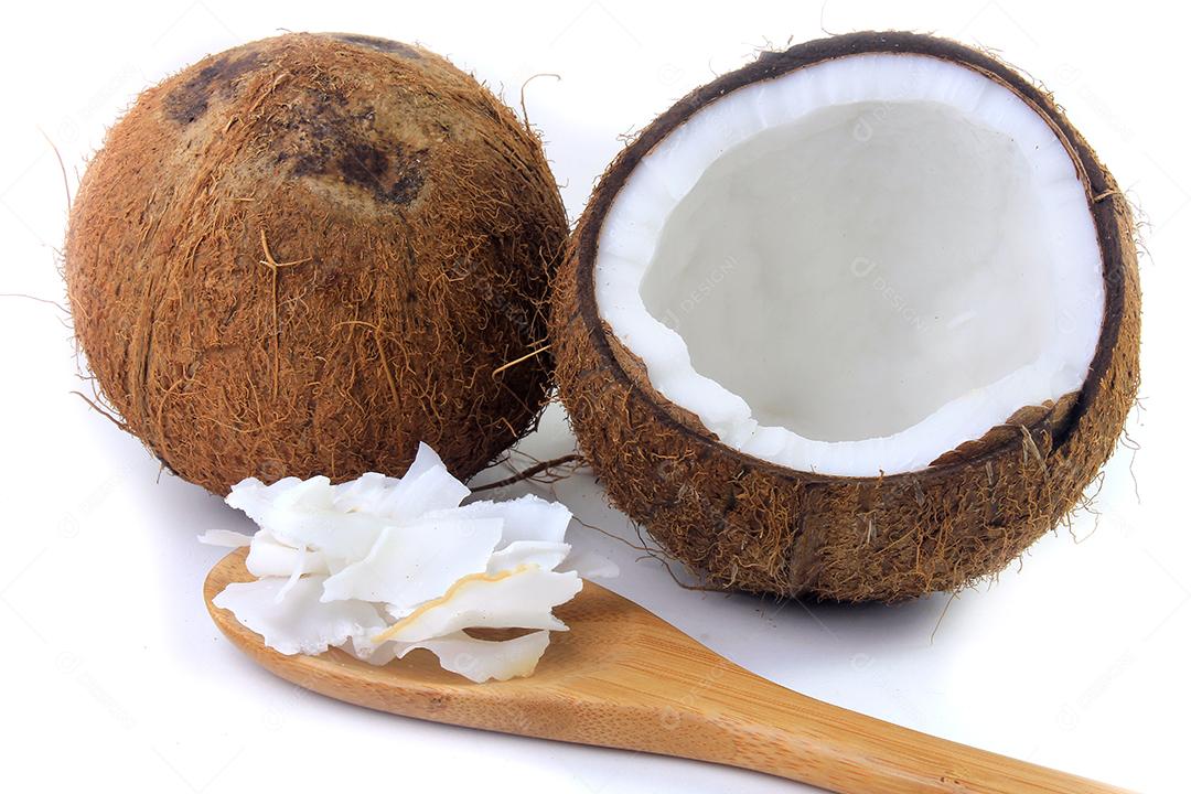 flocos de coco fresco e batatas fritas colocadas em casca isoladas no fundo branco. Coco orgânico