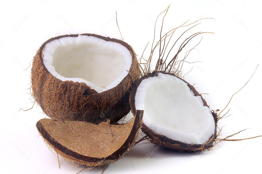 coco fresco cortado ao meio isolado no fundo branco. Vista frontal