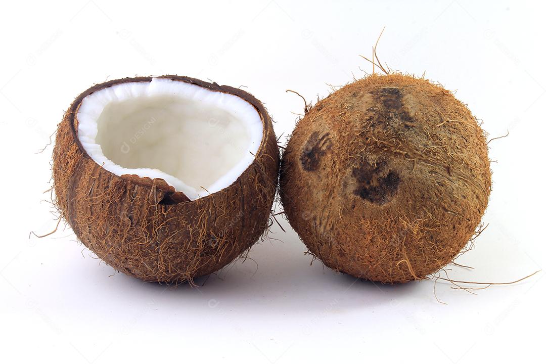 coco fresco cortado ao meio isolado no fundo branco. Vista frontal