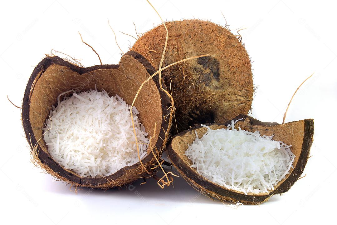 coco fresco cortado ao meio isolado no fundo branco. Vista frontal