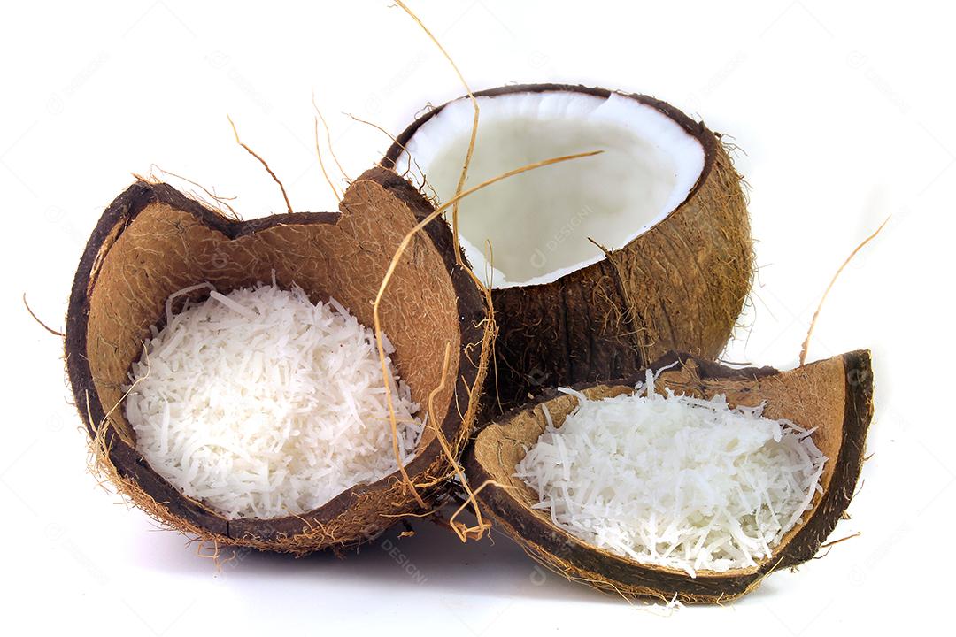 coco fresco cortado ao meio isolado no fundo branco. Vista frontal