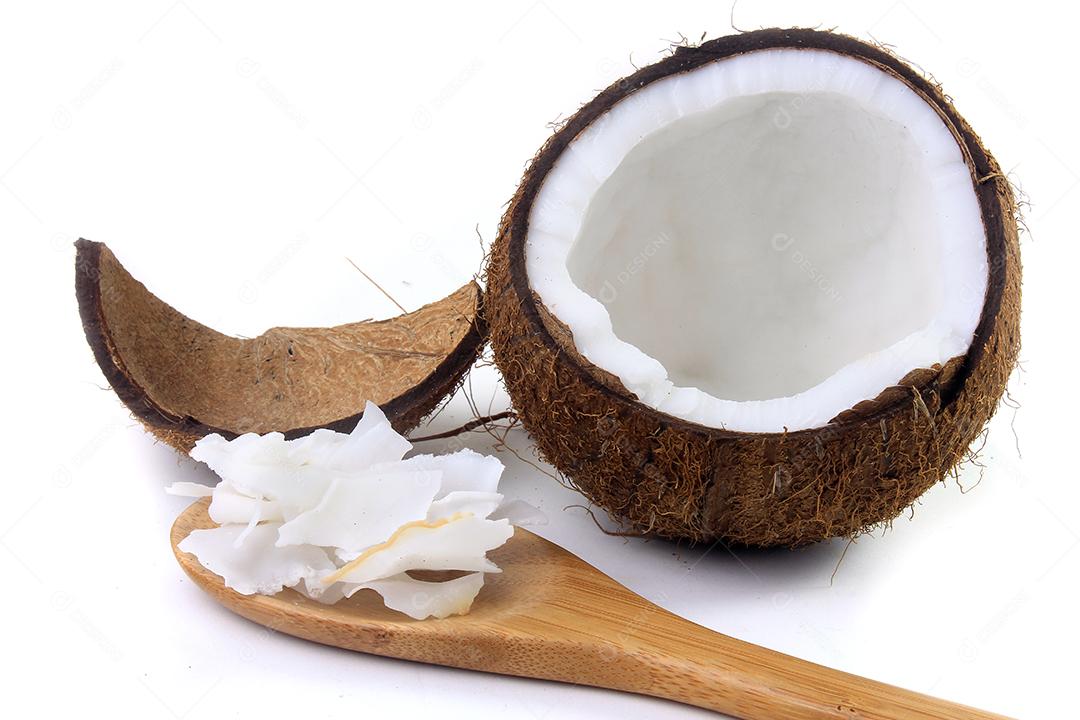 flocos de coco fresco e batatas fritas colocadas em casca isoladas no fundo branco. Coco orgânico