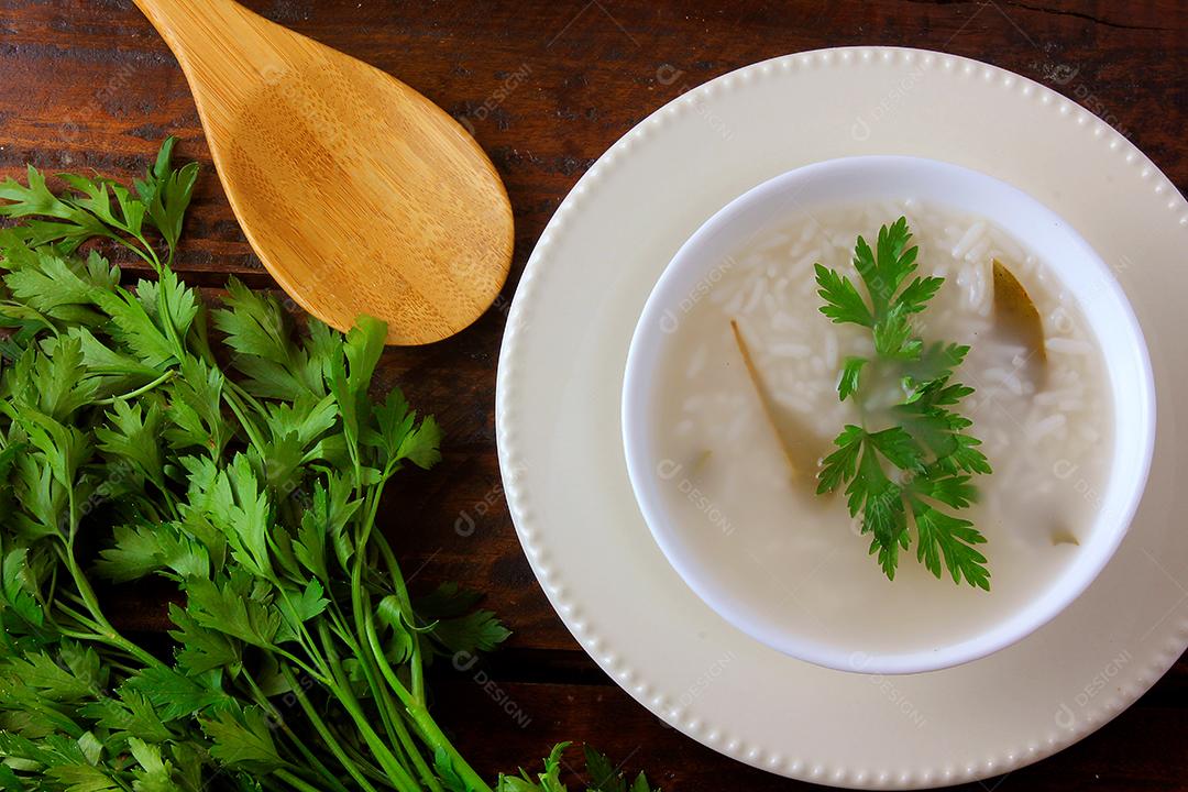 mingau em tigela de cerâmica na mesa de madeira rústica, mingau de arroz tradicional típico da cozinha asiática