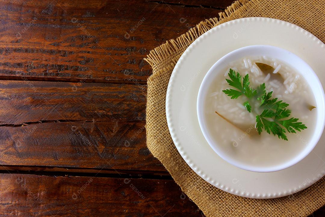 mingau em tigela de cerâmica na mesa de madeira rústica, mingau de arroz tradicional típico da cozinha asiática
