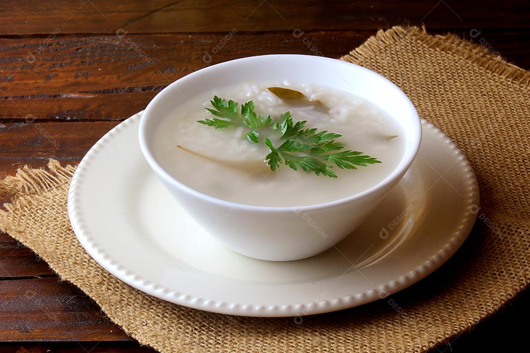 mingau em tigela de cerâmica na mesa de madeira rústica, mingau de arroz tradicional típico da cozinha asiática