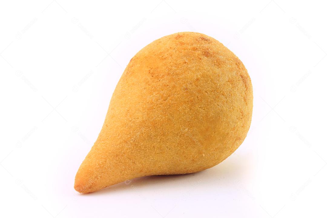 Coxinha, petiscos da cozinha tradicional brasileira recheados com frango, isolados no fundo branco
