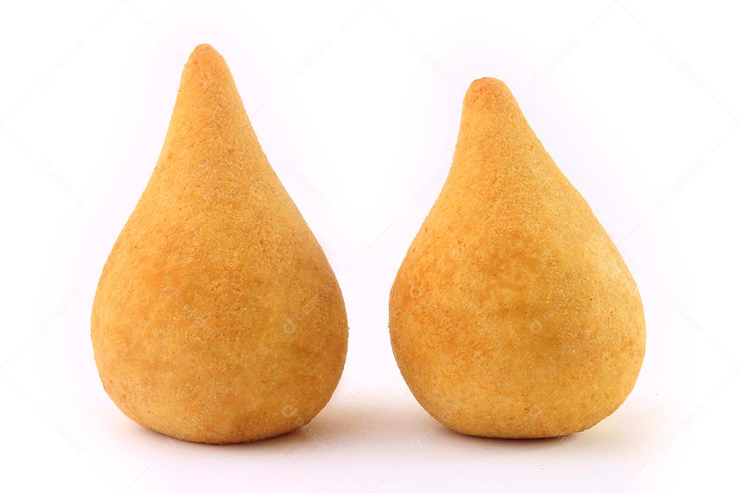Coxinha, petiscos da cozinha tradicional brasileira recheados com frango, isolados no fundo branco