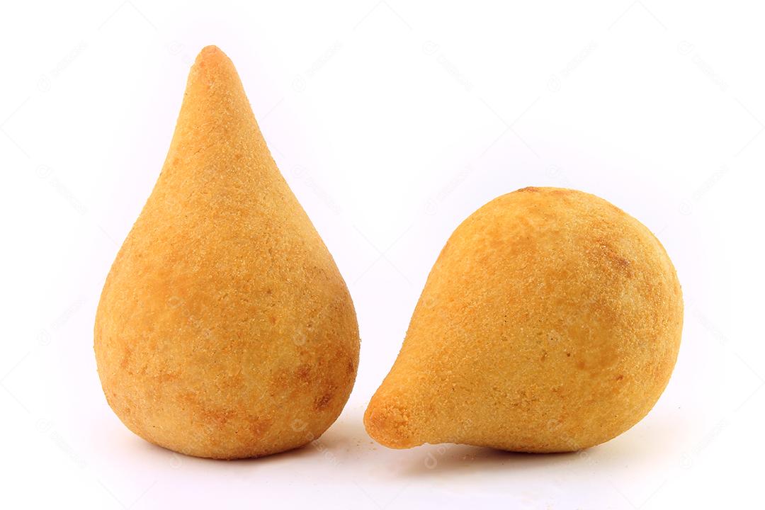 Coxinha, petiscos da cozinha tradicional brasileira recheados com frango, isolados no fundo branco