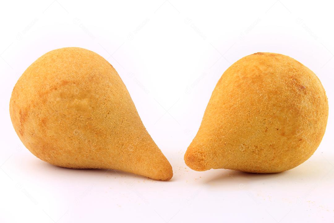 Coxinha, petiscos da cozinha tradicional brasileira recheados com frango, isolados no fundo branco