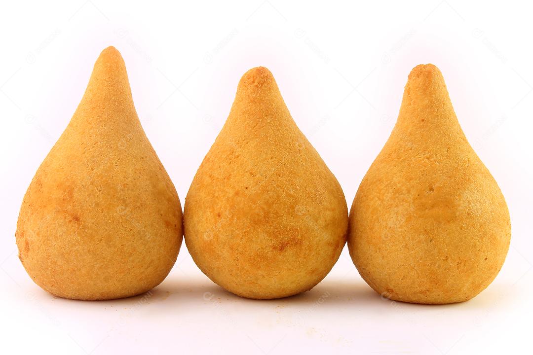 Coxinha, petiscos da cozinha tradicional brasileira recheados com frango, isolados no fundo branco