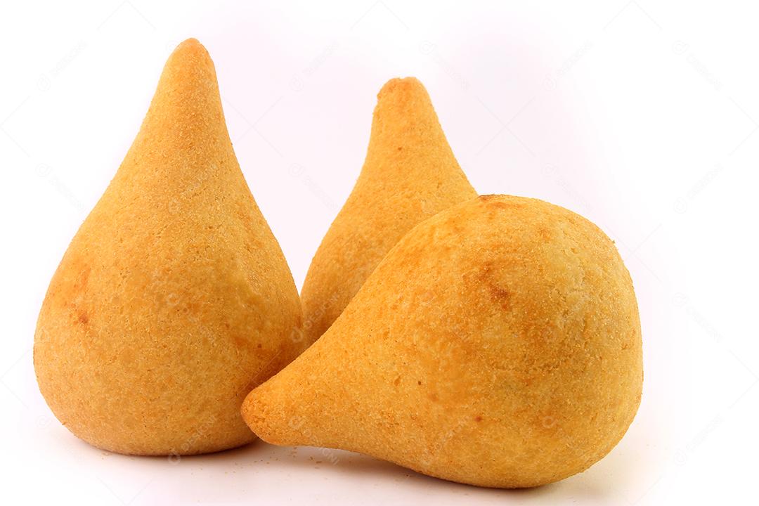 Coxinha, petiscos da cozinha tradicional brasileira recheados com frango, isolados no fundo branco