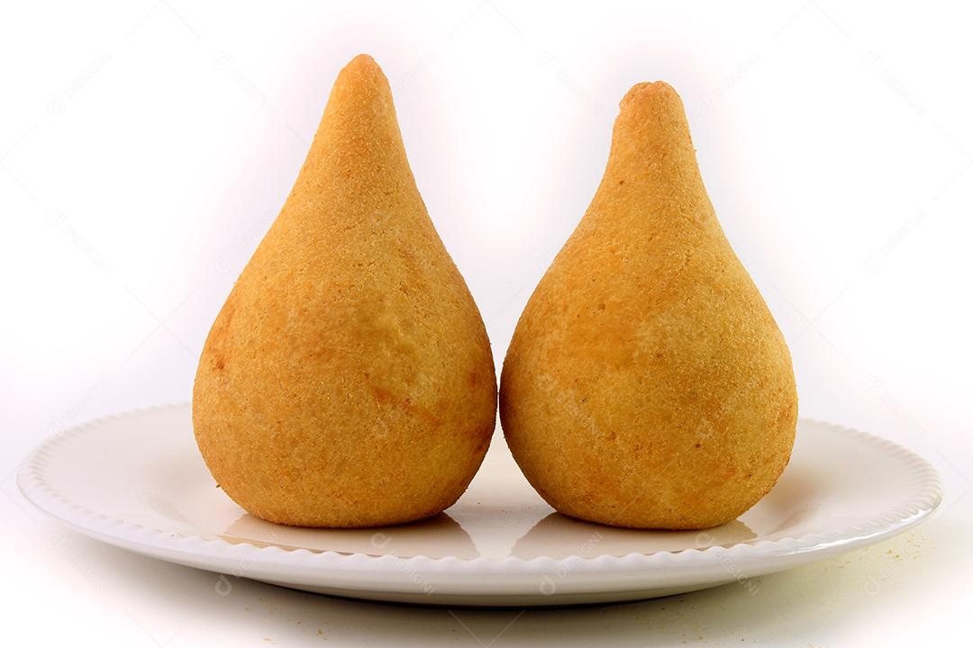 Coxinha, petiscos da cozinha tradicional brasileira recheados com frango, isolados no fundo branco