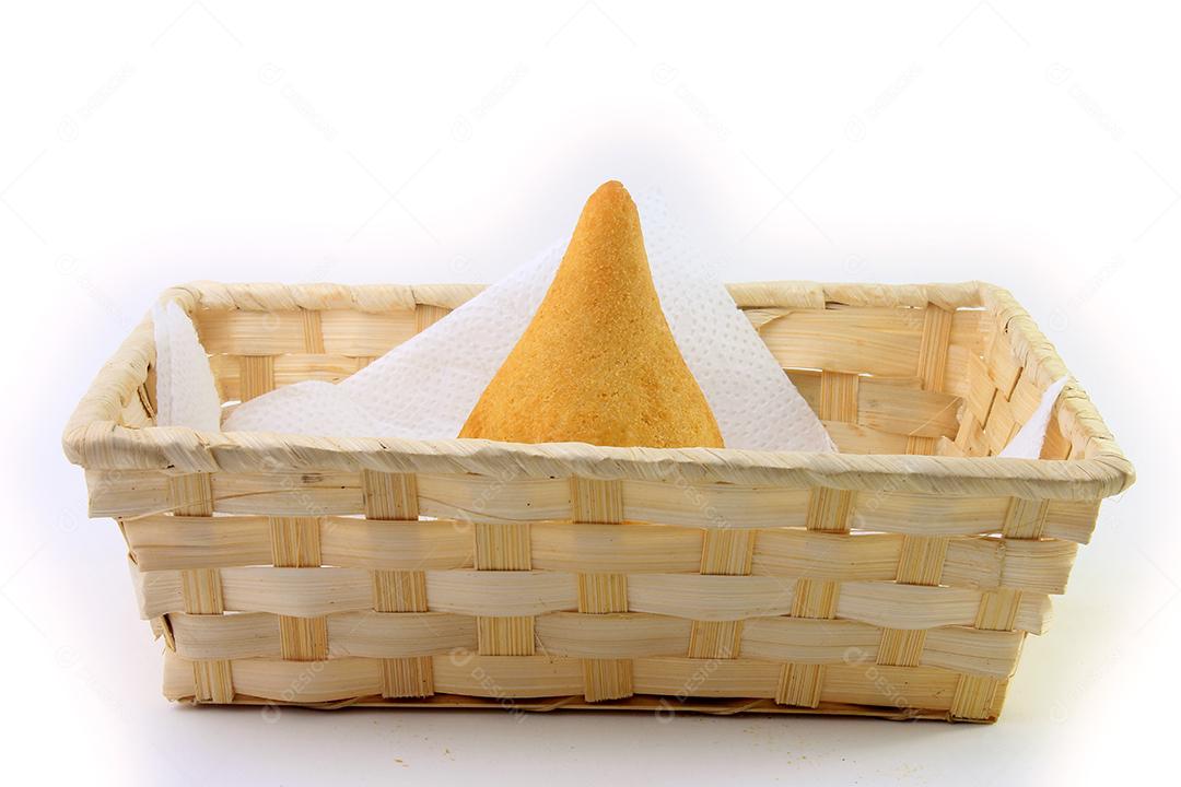 Coxinha na cesta, petiscos da cozinha tradicional brasileira recheados com frango, isolados no fundo branco