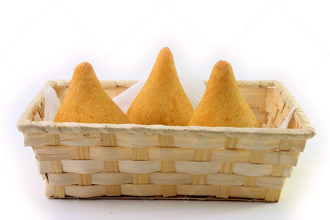 Coxinha, petiscos da cozinha tradicional brasileira recheados com frango, isolados no fundo branco