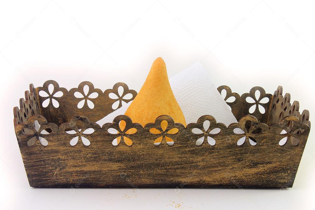 Coxinha, petiscos da cozinha tradicional brasileira recheados com frango, isolados no fundo branco