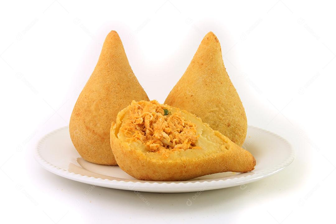 Coxinha, petiscos da cozinha tradicional brasileira recheados com frango, isolados no fundo branco