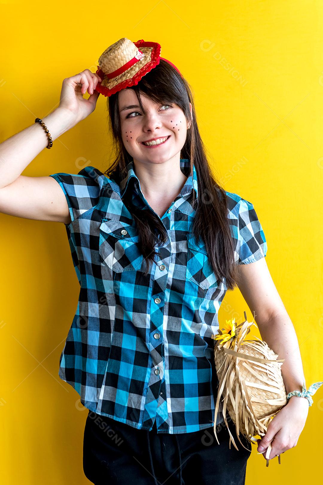 Mulher brasileira com chapéu de palha na festa junina de são joão