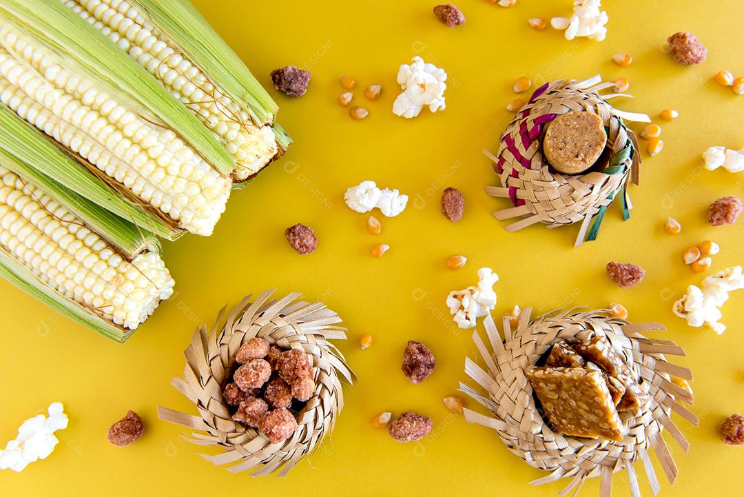 Doces da Festa Junina, chapéu de palha, pipoca, milho, paçoca e amendoim doce