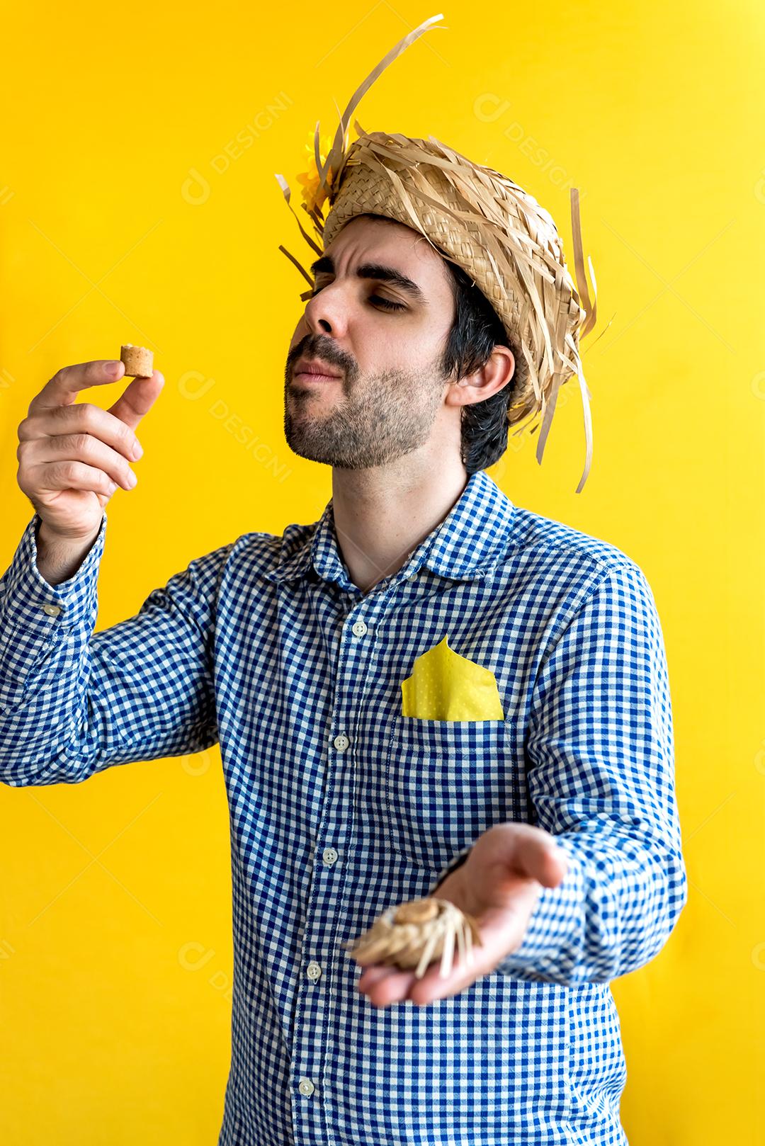 Homem brasileiro com chapéu de palha na festa junina de são joão