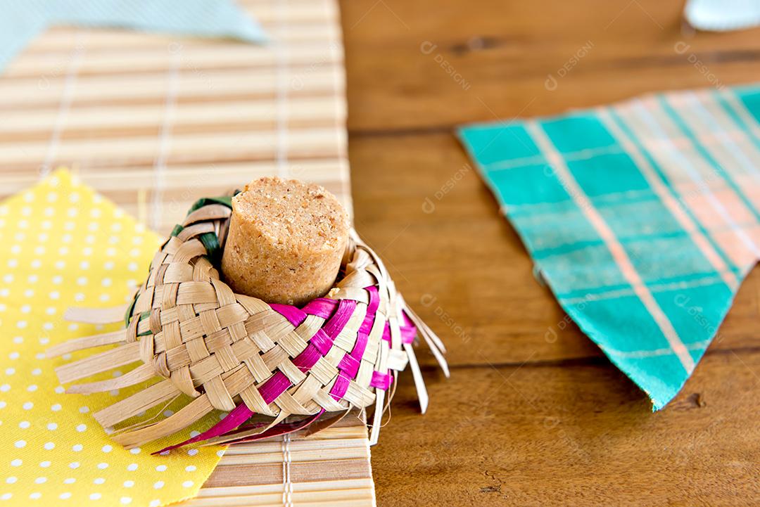 Doce de amendoim brasileiro chamado Paçoca, comida de celebração de junho