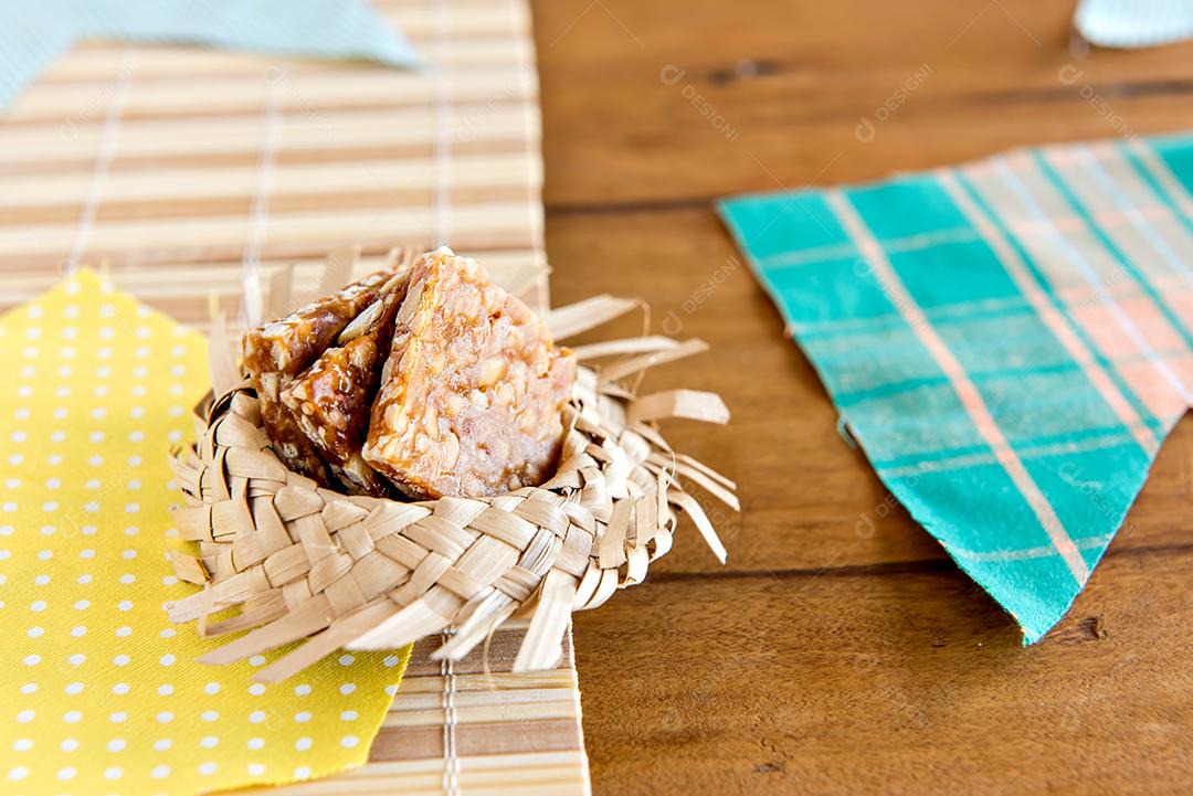 Doce de amendoim brasileiro conhecido como pé de moleque, comida de celebração de junho