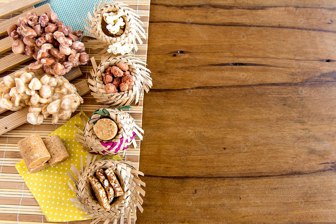 Festa Junina mesa decorada, chapéu de palha, banners e doces, festa brasileira