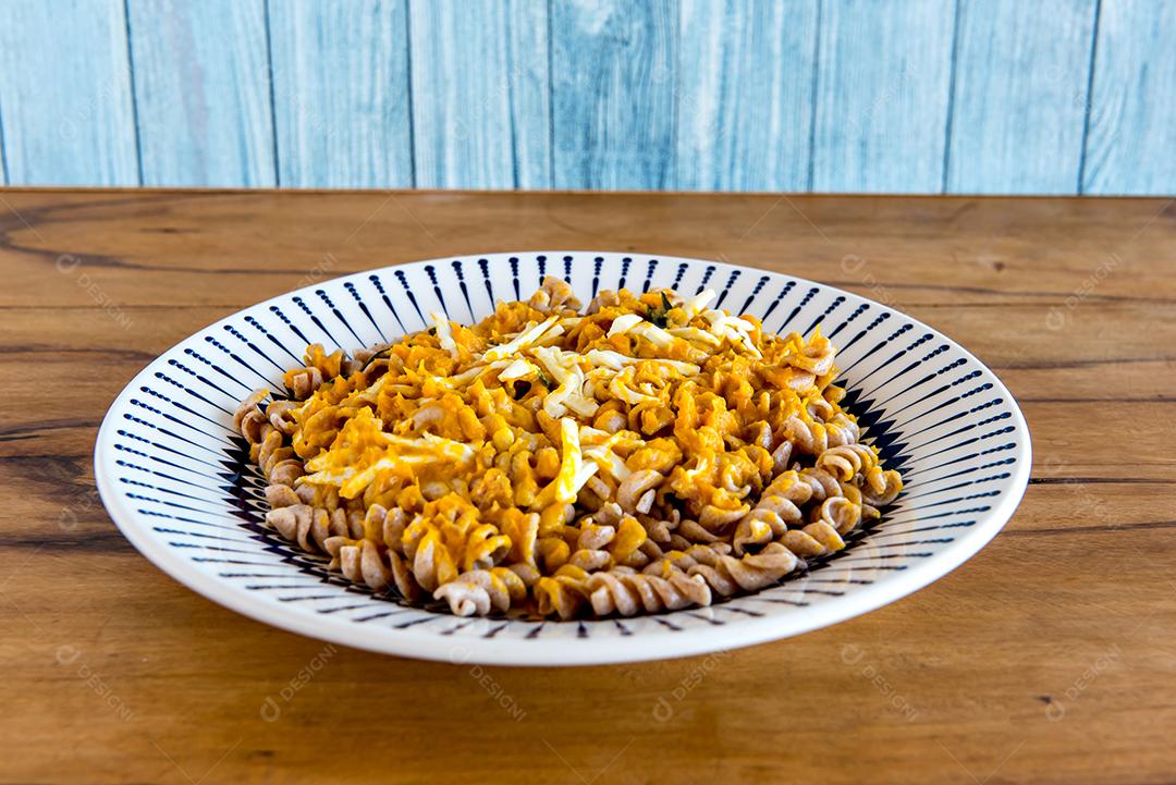 Massa Fusilli com molho de abóbora e queijo colonial, deliciosa comida caseira