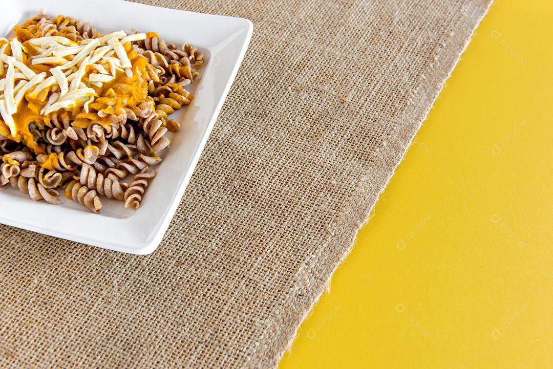 Macarrão Fusilli com molho de abóbora e queijo colonial, prato de comida caseira