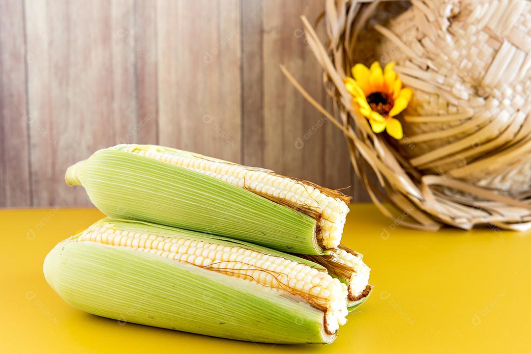 Conceito de festa junina, chapéu de palha e milho verde