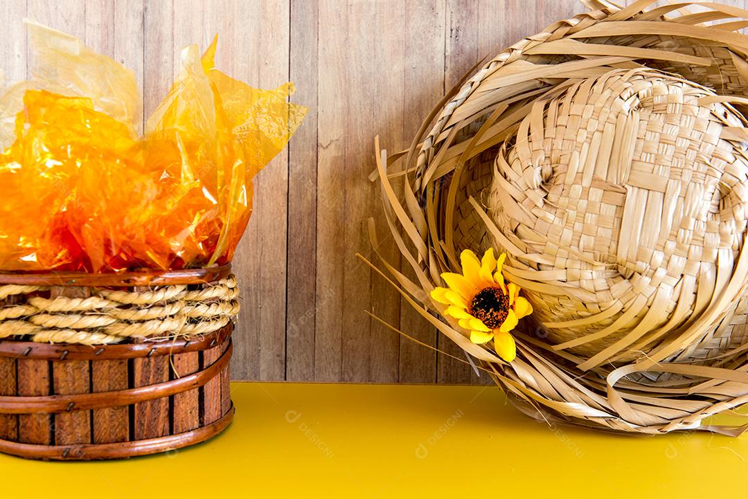 Conceito de festa junina, chapéu de palha em fundo amarelo