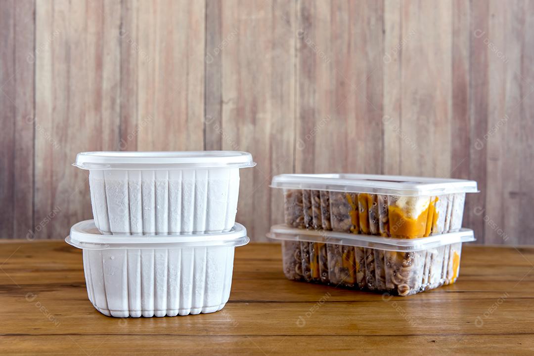 Marmitas de macarrão fusilli com molho de abóbora e queijo colonial na mesa