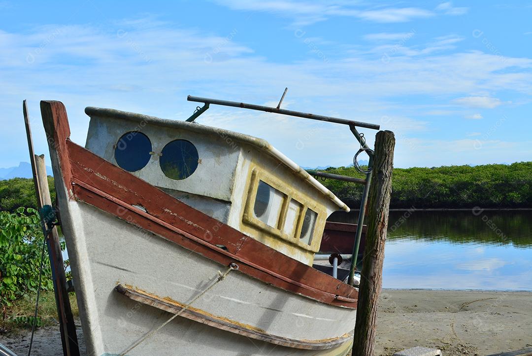 Barco ancorado na beira do rio
