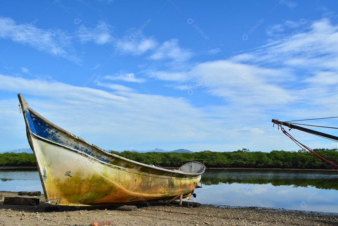 Barco ancorado na beira do rio