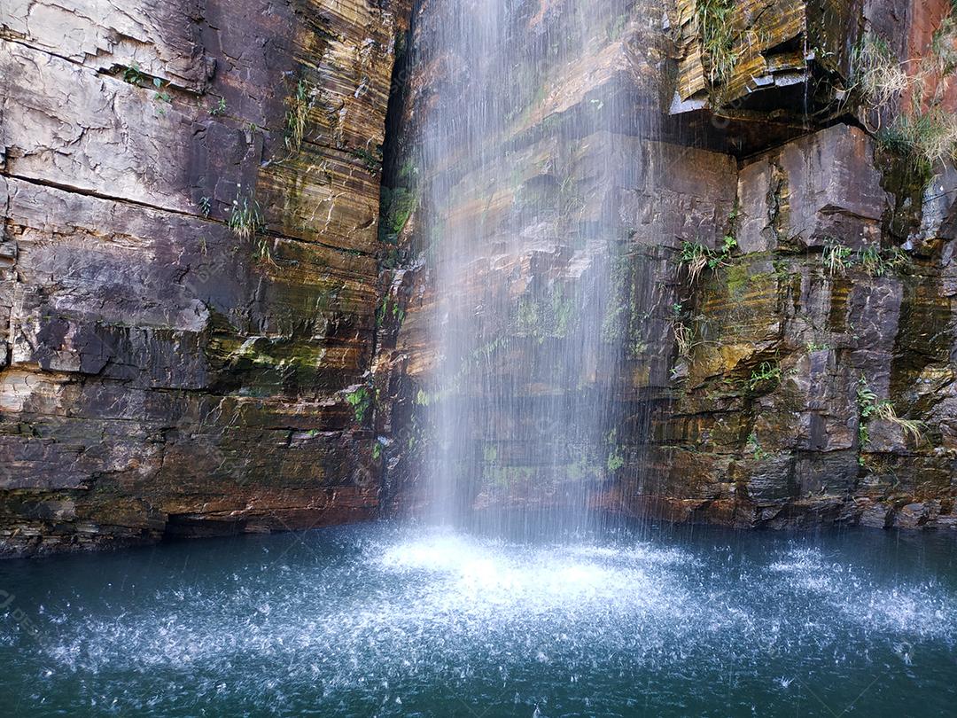 Queda dagua de agua cristalina