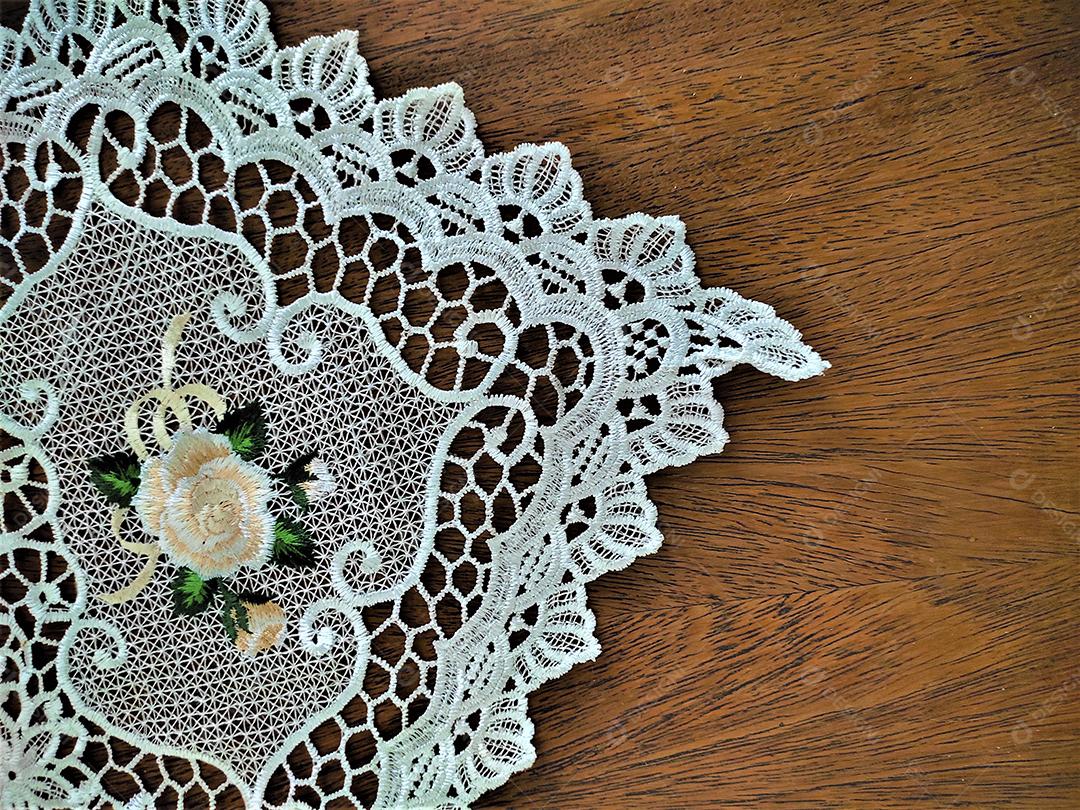 Lindo tapete sobre piso de madeira casa