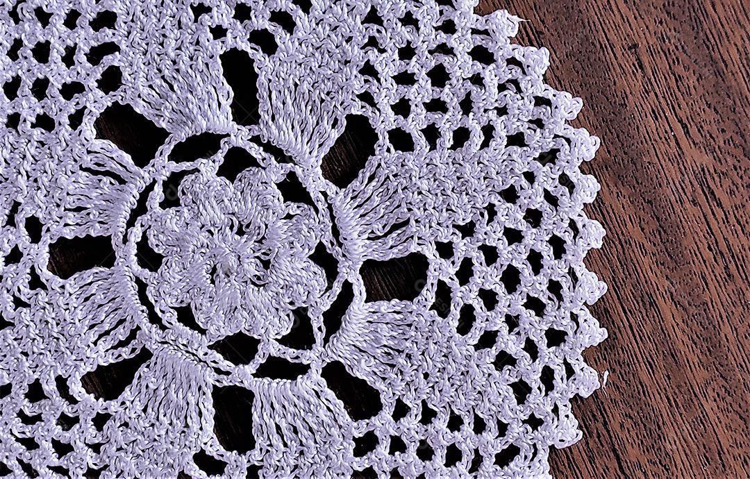 Lindo tapete sobre piso de madeira casa